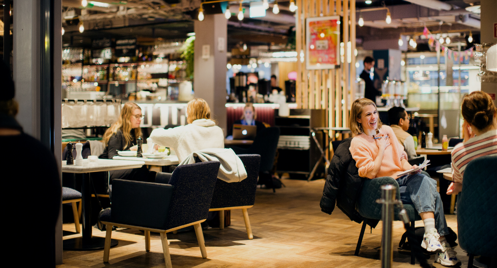 Människor i restaurang för att visa musikens värde i verksamheter. 