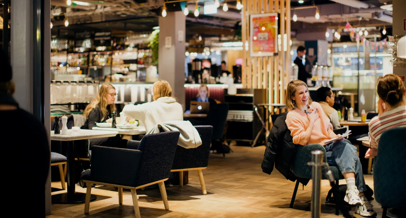 Människor i restaurang för att visa musikens värde i verksamheter. 