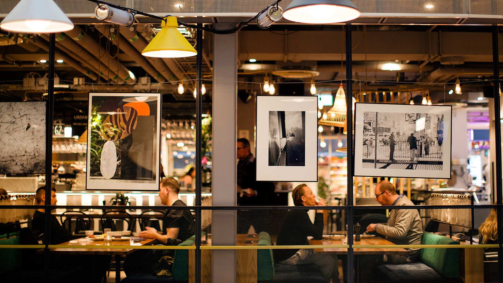 Närbild på högtalare för att visa hur musik kan spelas i verksamheter