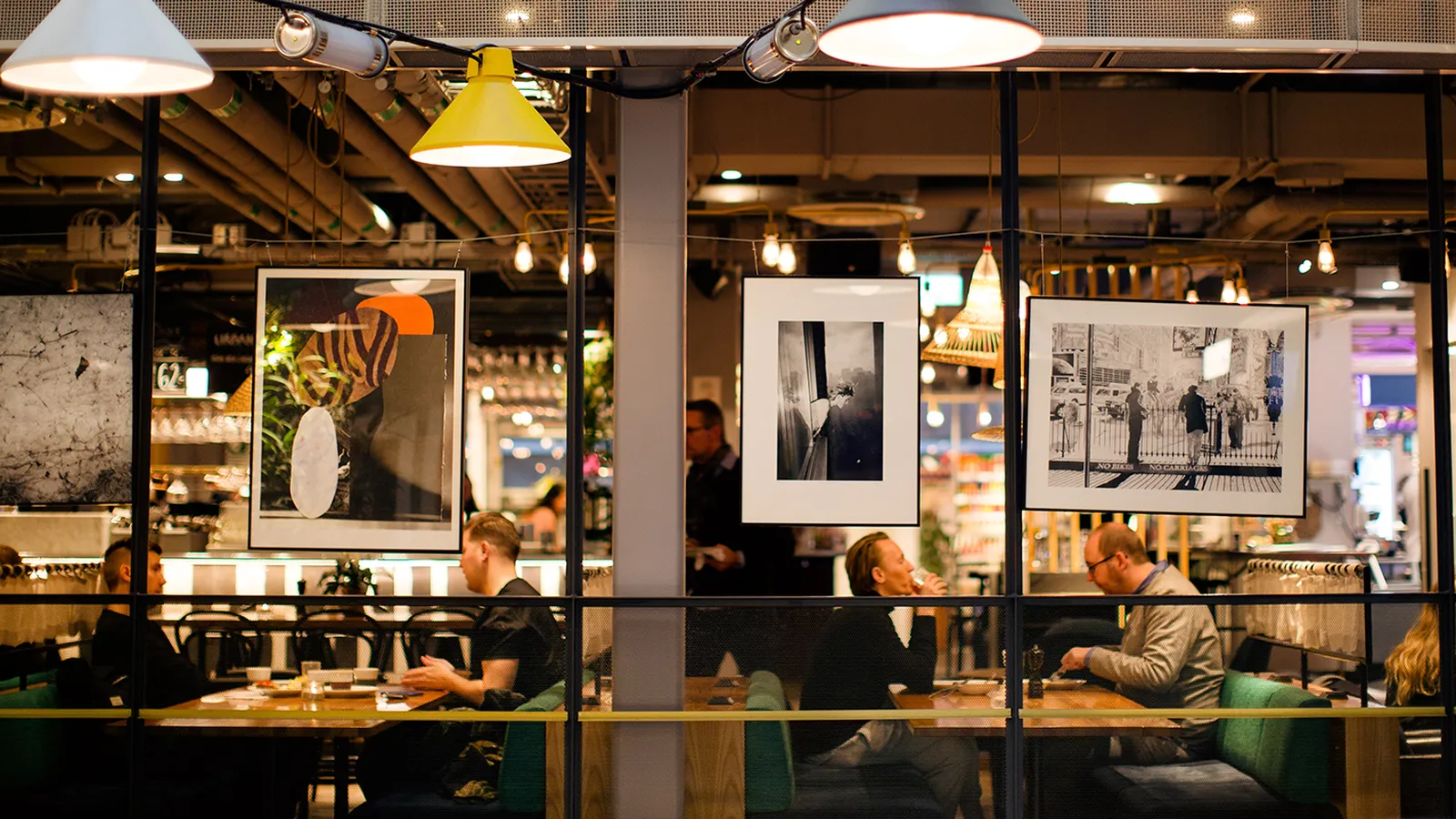 Närbild på högtalare för att visa hur musik kan spelas i verksamheter