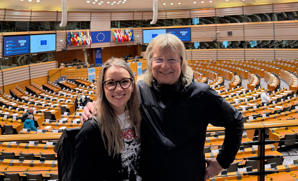 Jurist Lise och Janne Schaffer framför Europaparlamentet