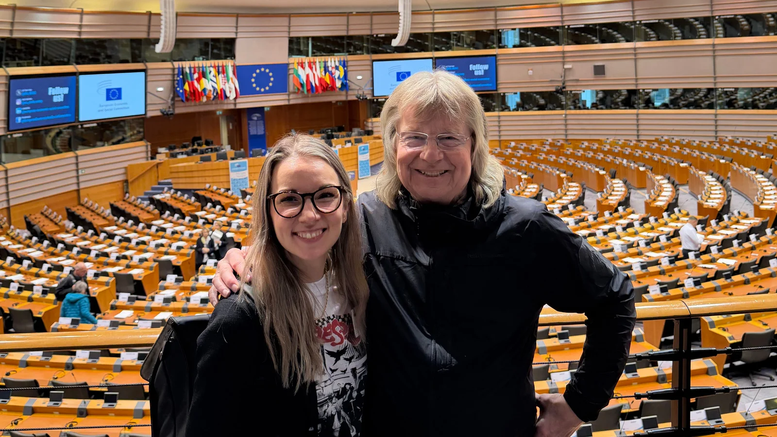 Jurist Lise och Janne Schaffer framför Europaparlamentet