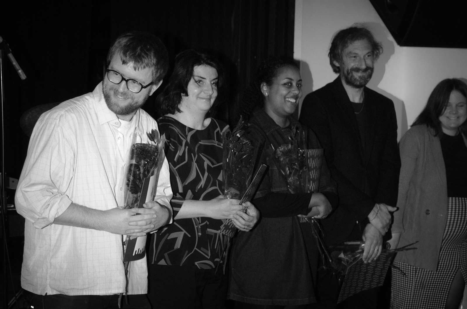 SAMI-stipendiaterna 2025 med diplom och blomma