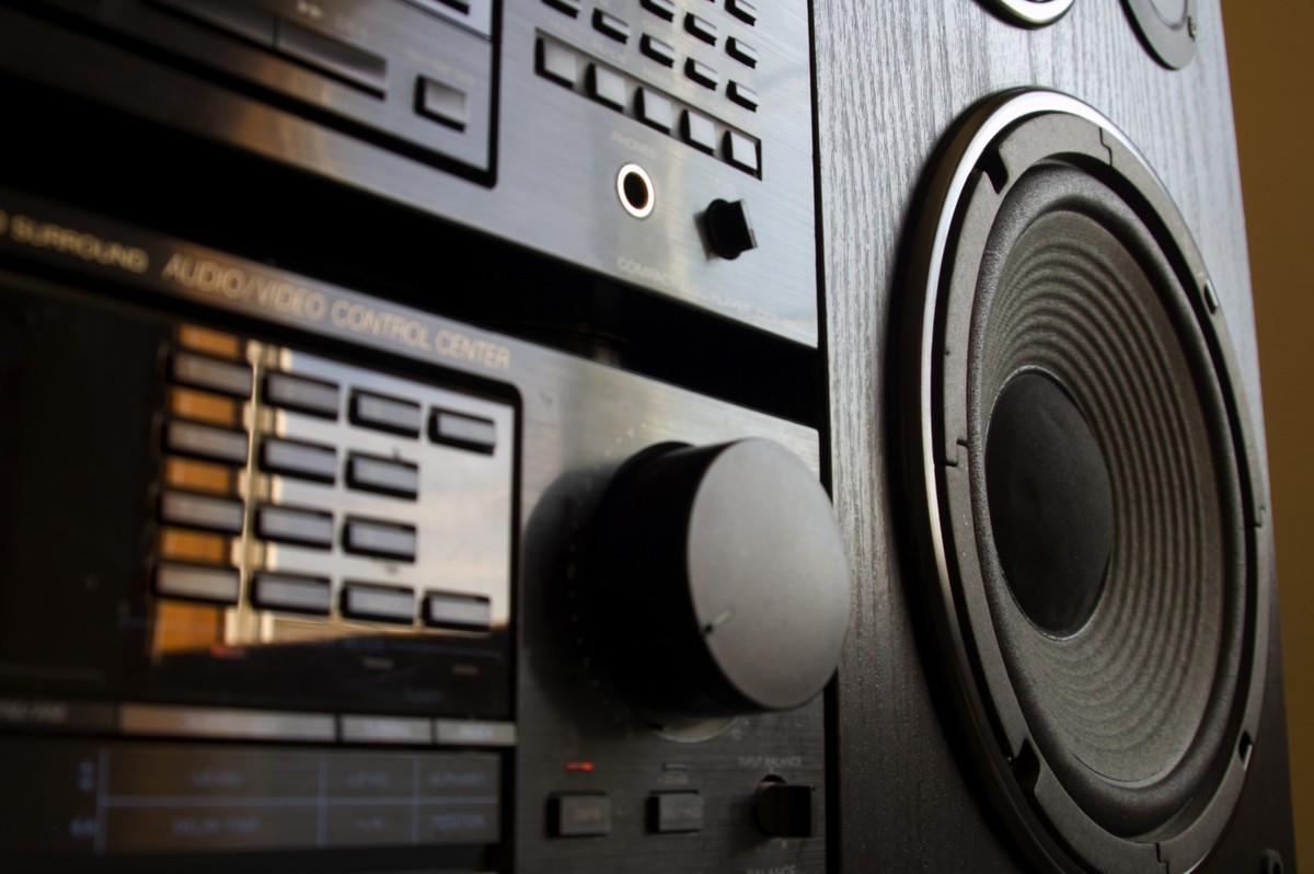 Närbild på högtalare och volymknapp