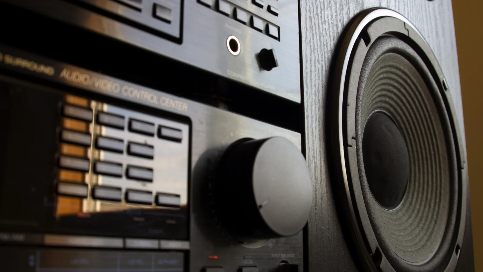 Närbild på högtalare och volymknapp