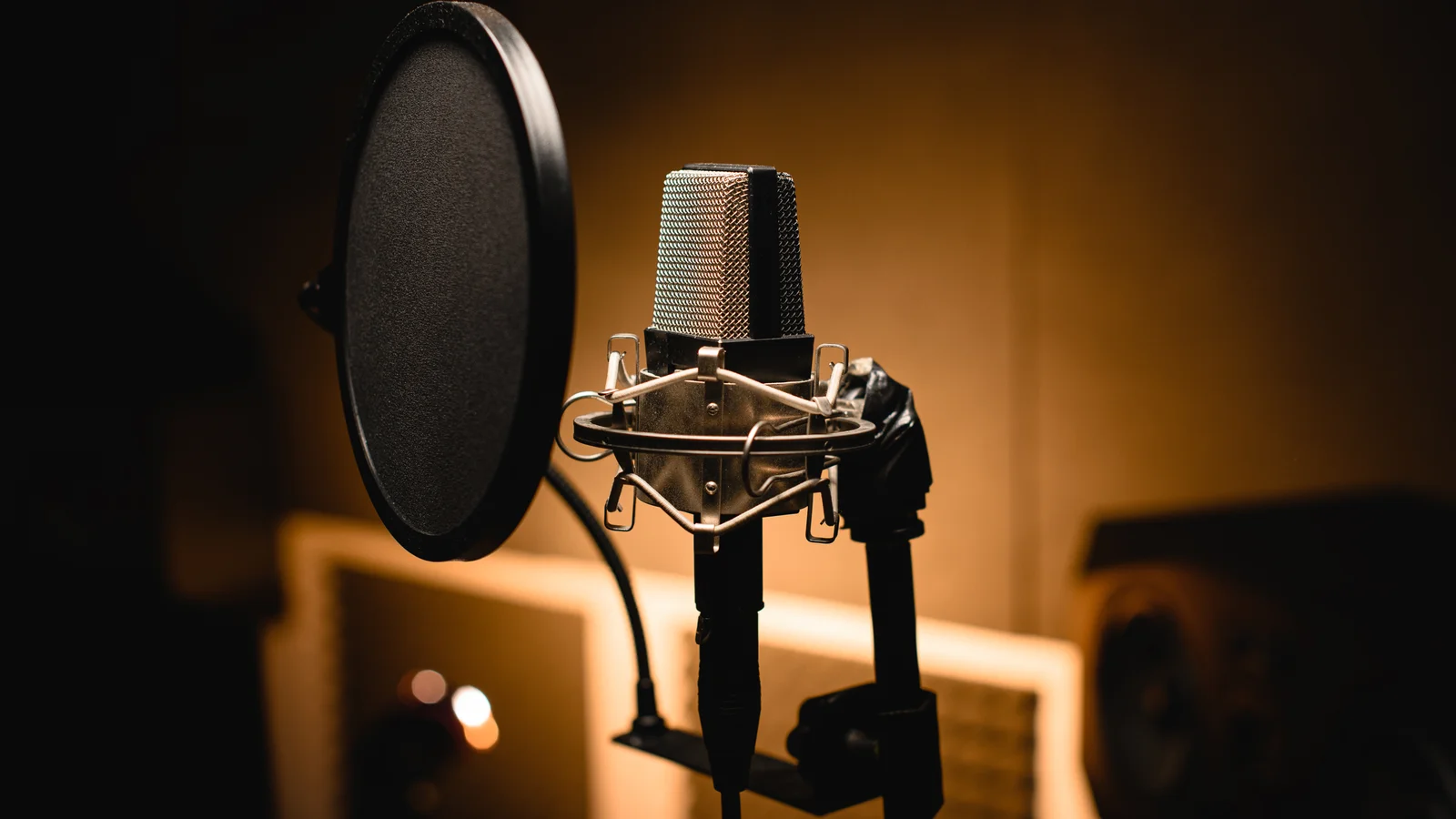 Mikrofon i studio med oskarp bakgrund som skiftar i gult
